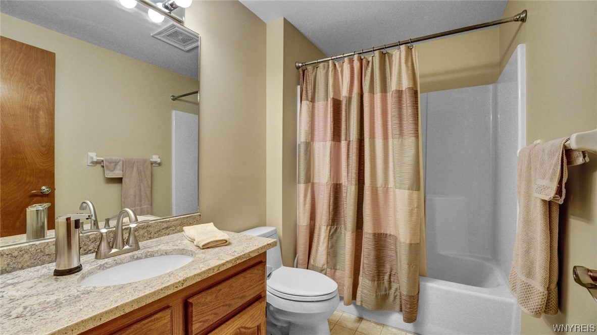 27 Southpoint Drive Lancaster, NY 14086 - Photo 32 of 43 Upstairs full bath