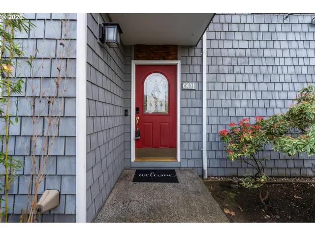 $459,999 | 601 North Tomahawk Island Drive, Portland, OR 97217