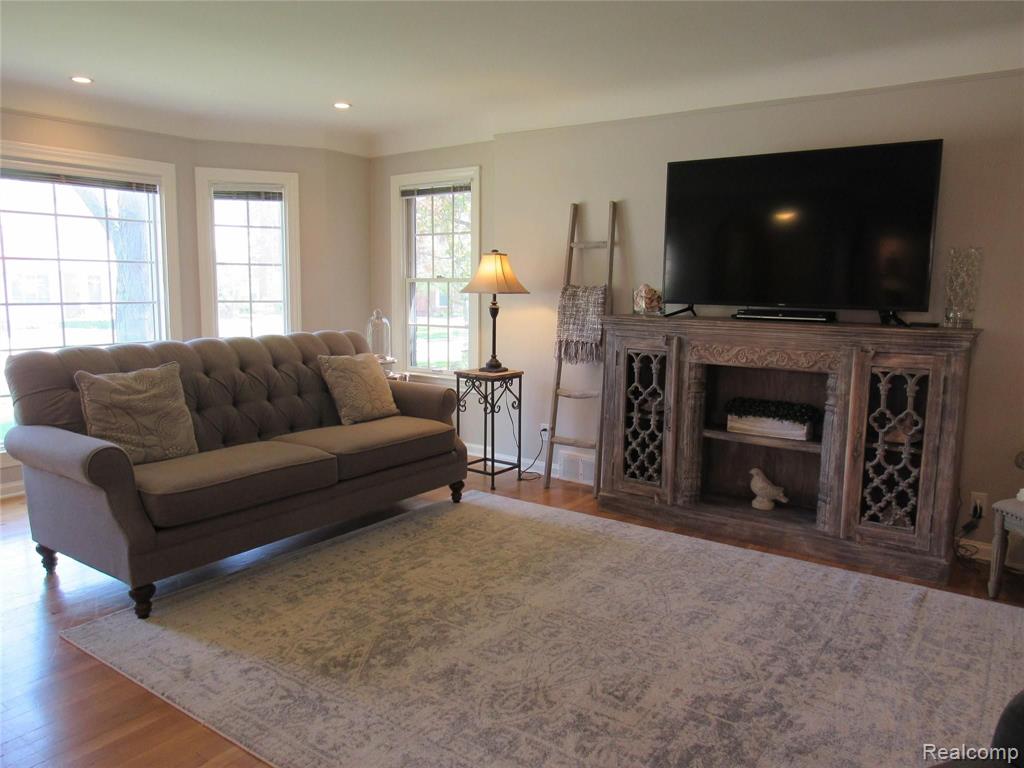 1635 Fairholme Road Grosse Pointe Woods, MI 48236 - Photo 9 of 42