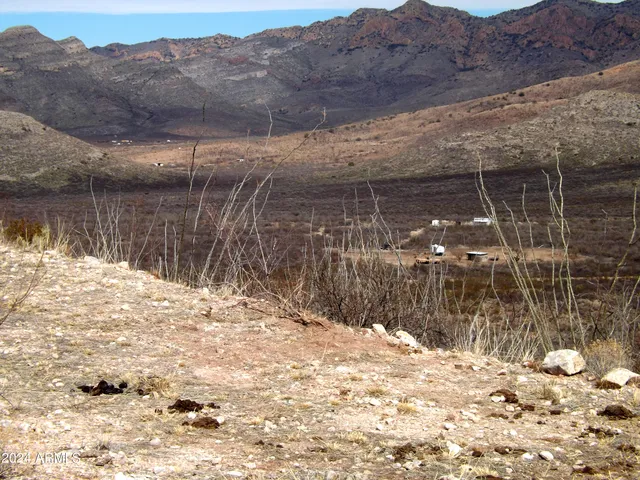 a view of a dry field