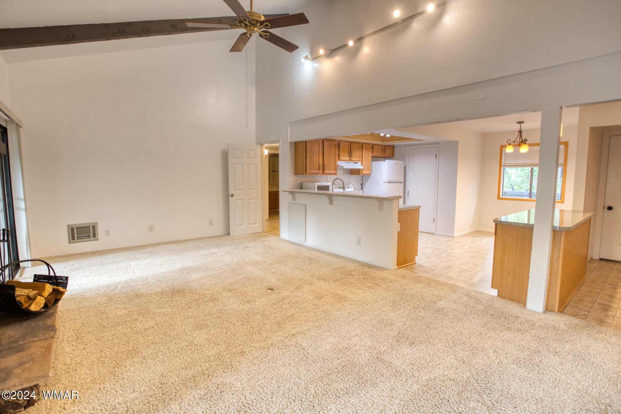 2684 Sports Village Loop Pinetop, AZ 85935 - Photo 4 of 17 Great Room/Breakfast Bar