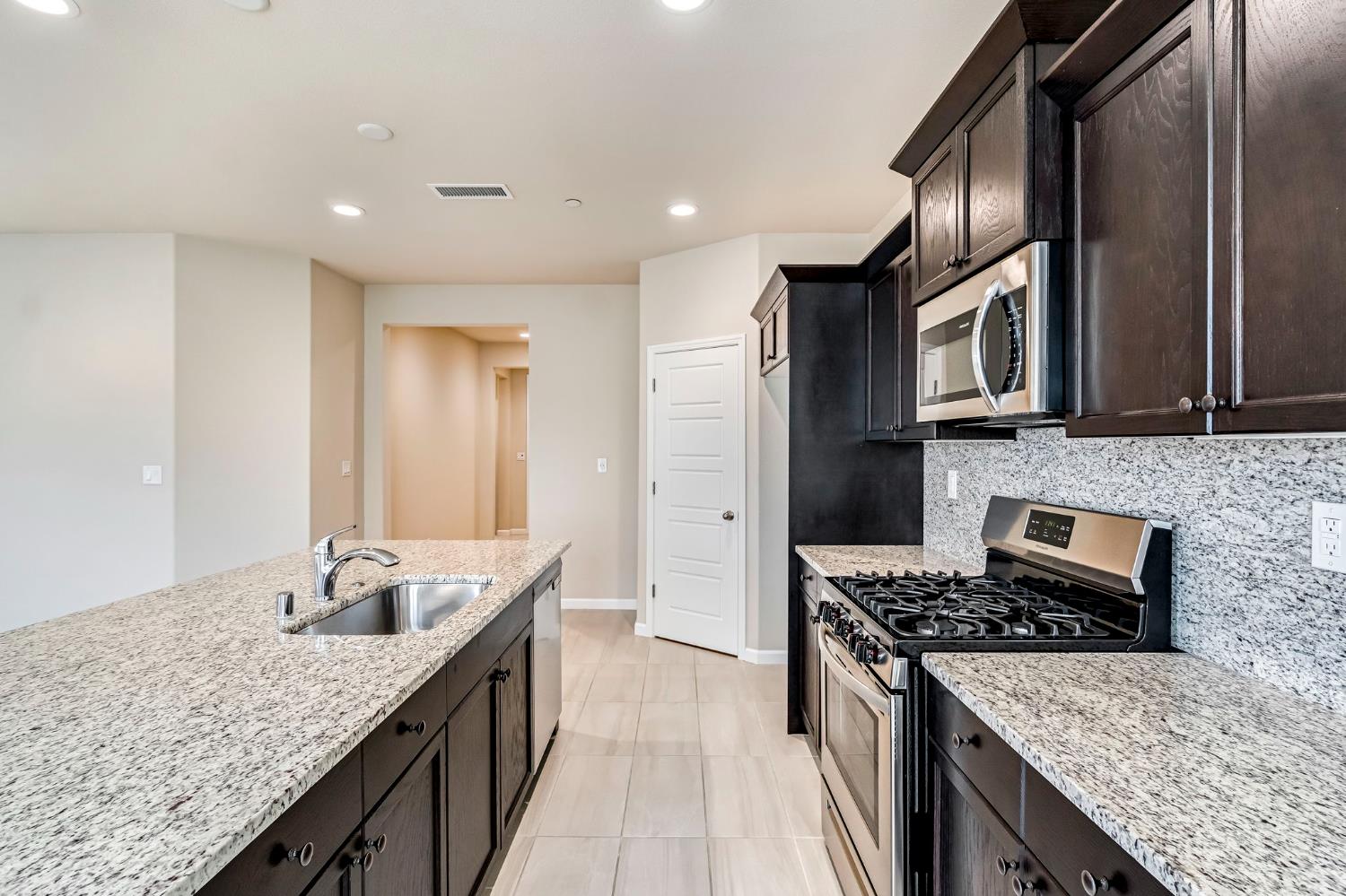 642 Stone Crest Avenue Madera, CA 93636 - Photo 12 of 38