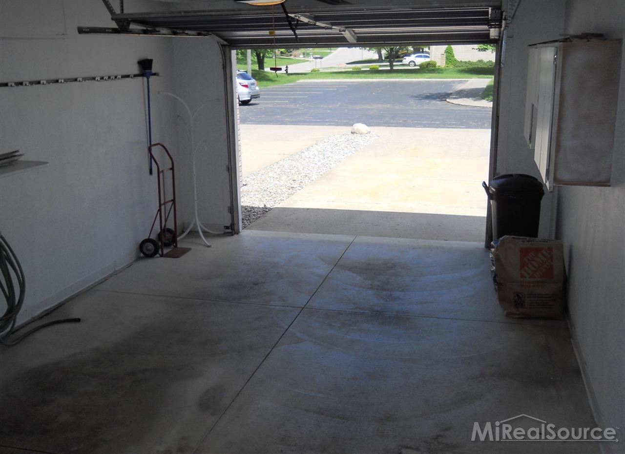 68 Stratford Lane Rochester, MI 48309 - Photo 19 of 20 31185653-18.JPG
