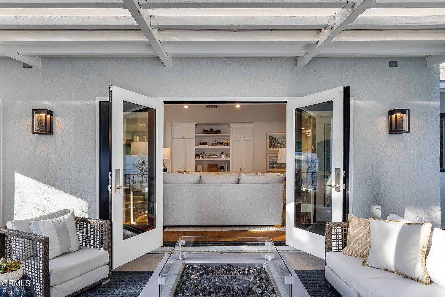 650 Westbridge Place Pasadena, CA 91105 - Photo 24 of 31 a living room with furniture