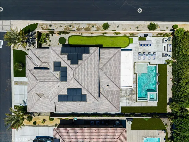 a view of entryway with outdoor area