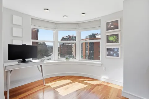 $2,150,000 | 2 Battery Wharf, Unit 2302, Boston, MA 02109