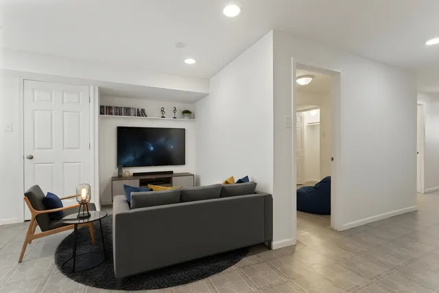 $300,000 | 6852 South Michigan Avenue, Chicago, IL 60637