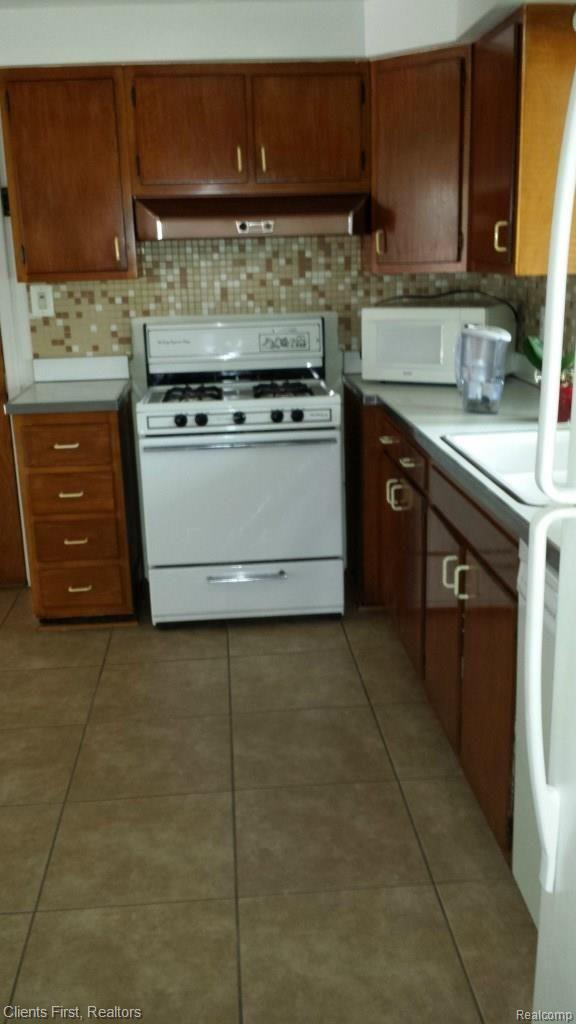 29721 Fall River Road Southfield, MI 48076 - Photo 5 of 26 Kitchen 1