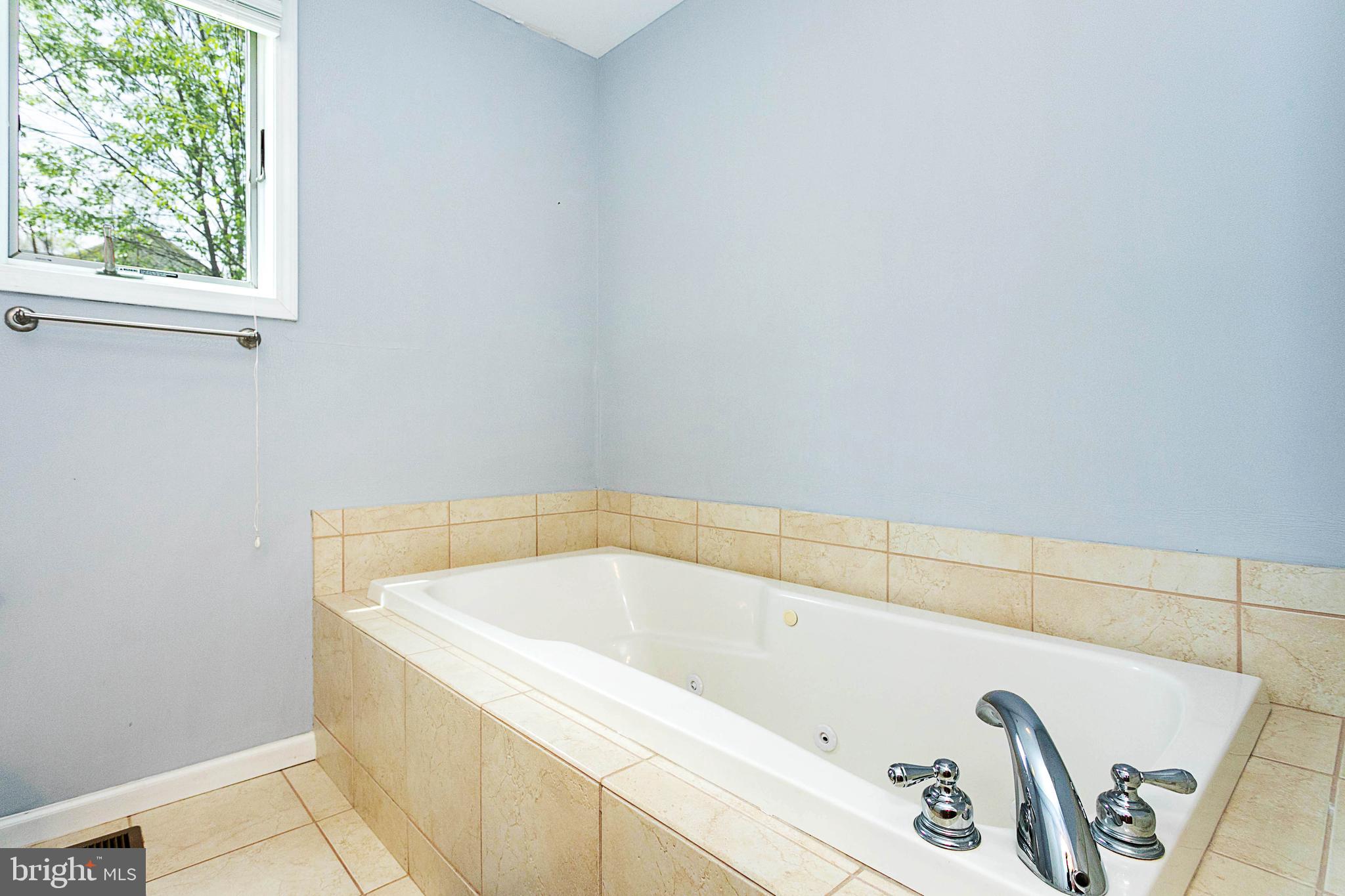 175 Roman Ridge Road, Unit 15 Oakland, MD 21550 - Photo 35 of 55 Upper level bath 2