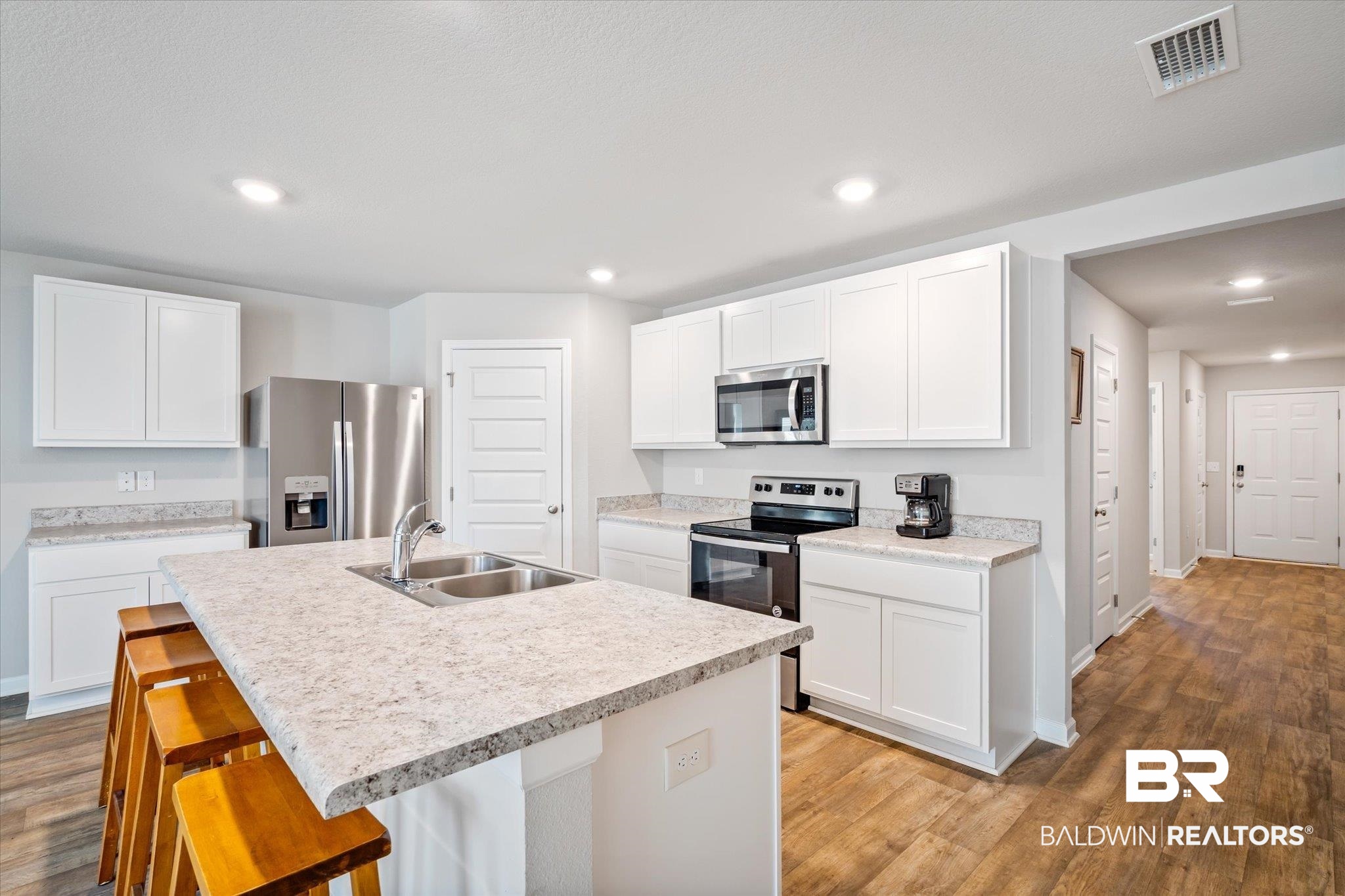 7428 Coppin Drive Foley, AL 36535 - Photo 6 of 22 Open kitchen with bar