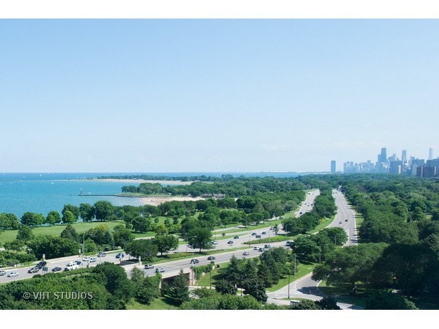 5701 North Sheridan Road, Unit 6T Chicago, IL 60660 - Photo 13 of 15 an aerial view of multiple house