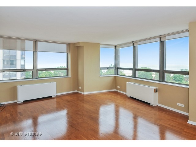 5701 North Sheridan Road, Unit 6T Chicago, IL 60660 - Photo 3 of 15 an empty room with large window