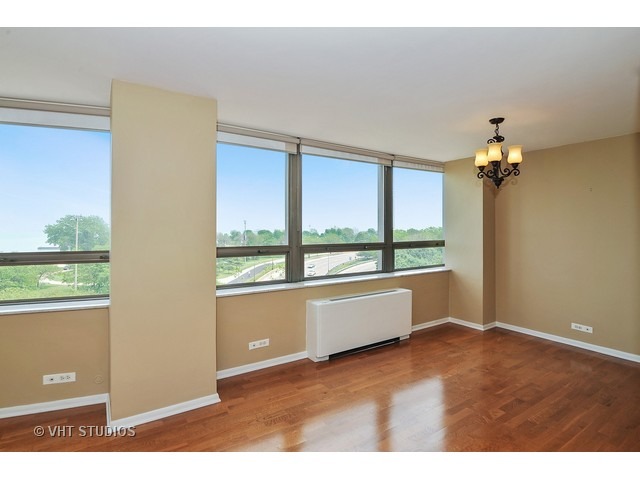 5701 North Sheridan Road, Unit 6T Chicago, IL 60660 - Photo 7 of 15 a large white room with a large window