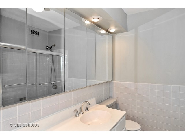 5701 North Sheridan Road, Unit 6T Chicago, IL 60660 - Photo 9 of 15 a bathroom with a sink and a mirror