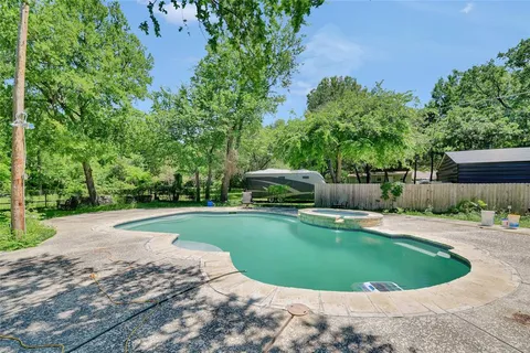 a view of yard with green space