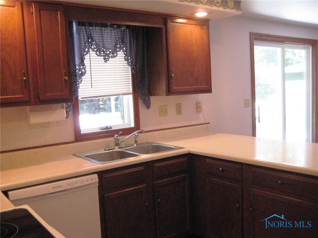 6062 Finzel Road Whitehouse, OH 43571 - Photo 5 of 27 Casement (crank out) windows throughout