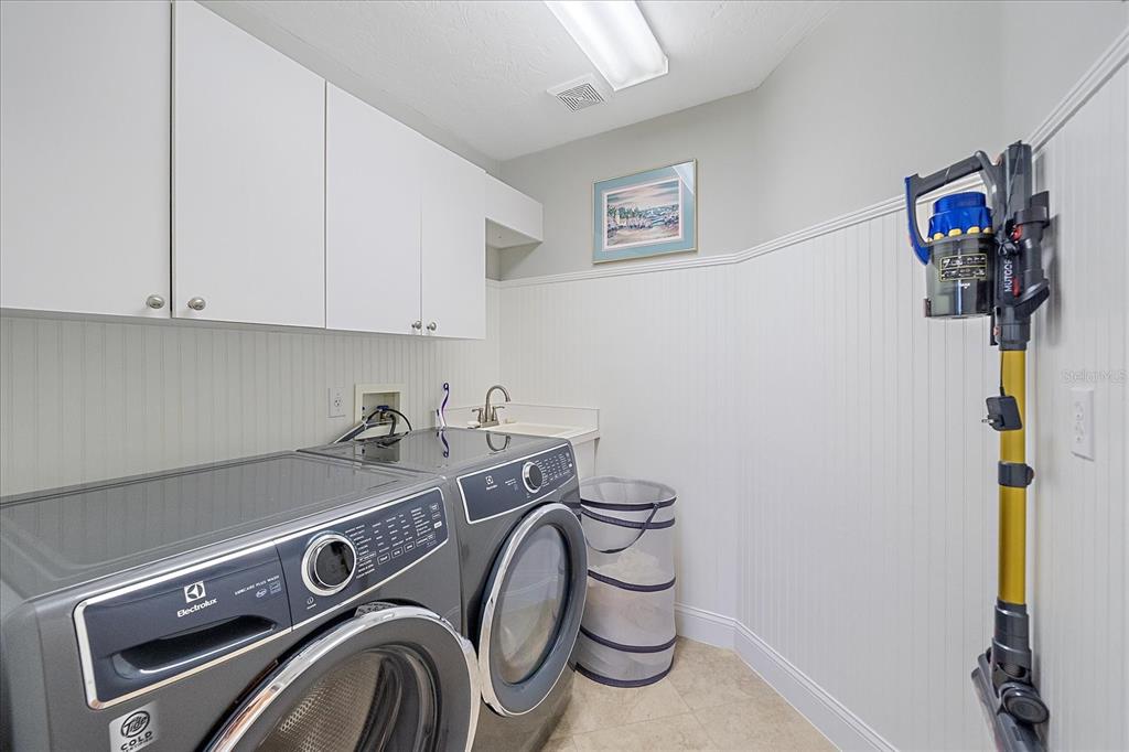 7825 Troon Court Lakewood Ranch, FL 34202 - Photo 29 of 40 a utility room with dryer and washer