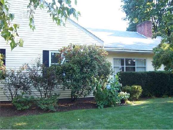 112 Robinson Road Nashua, NH 03060 - Photo 1 of 5