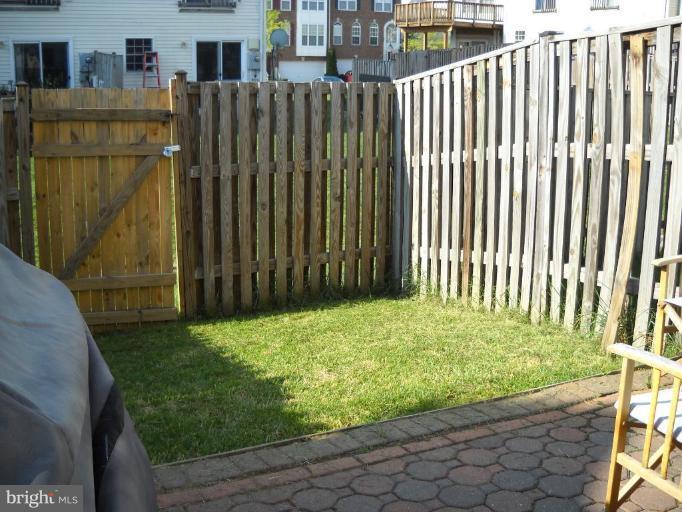 42815 Pilgrim Square Chantilly, VA 20152 - Photo 7 of 15 Back yard