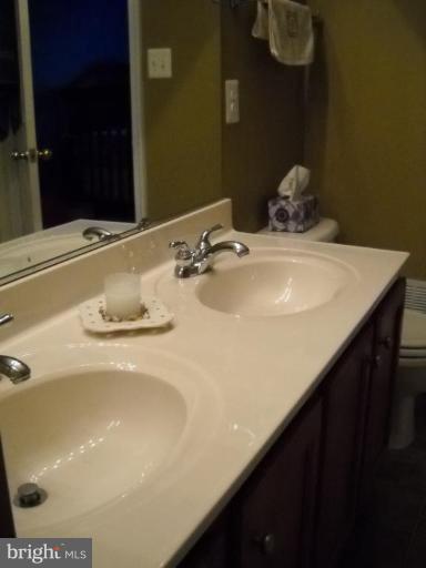 42815 Pilgrim Square Chantilly, VA 20152 - Photo 8 of 15 Master Bath