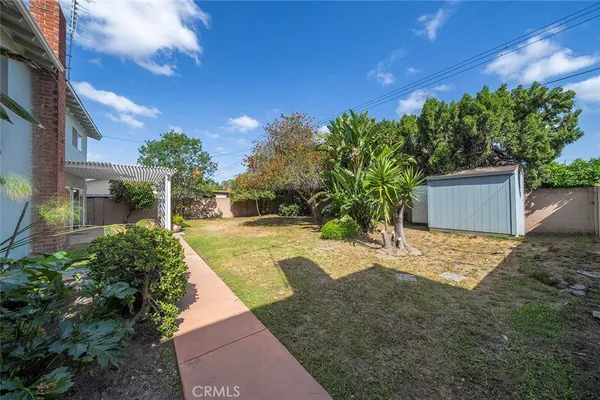 a view of a backyard