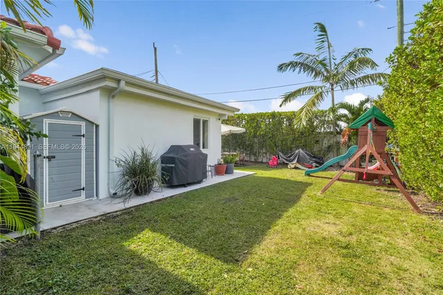 a view of a house with a backyard