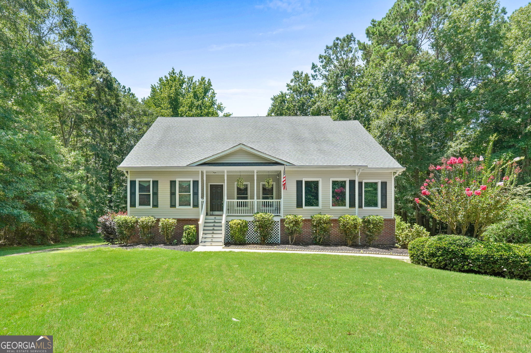 a view of a house with backyard and garden