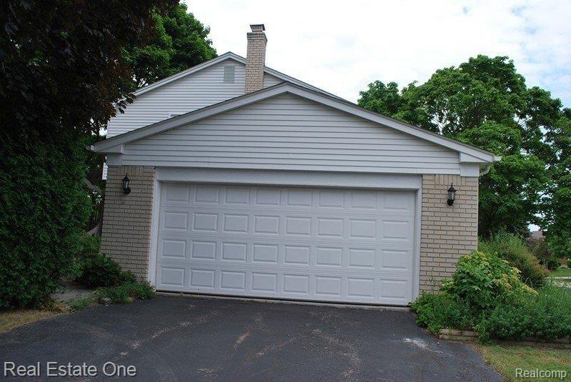 36290 Congress Road Farmington, MI 48335 - Photo 10 of 25 2-Car Side Entry Attached Garage