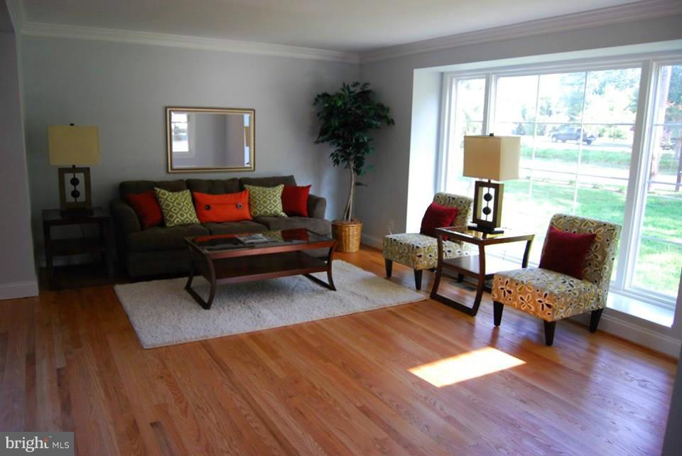 304 South Rolling Road Catonsville, MD 21228 - Photo 2 of 30 Living Room