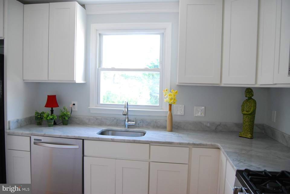 304 South Rolling Road Catonsville, MD 21228 - Photo 6 of 30 Kitchen