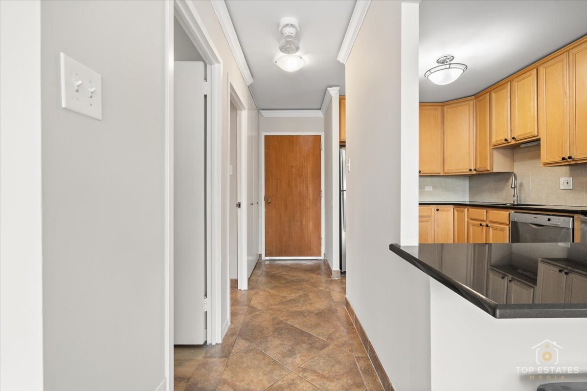 211 East Ohio Street, Unit 2806 Chicago, IL 60611 - Photo 21 of 33 a view of a kitchen from the hallway