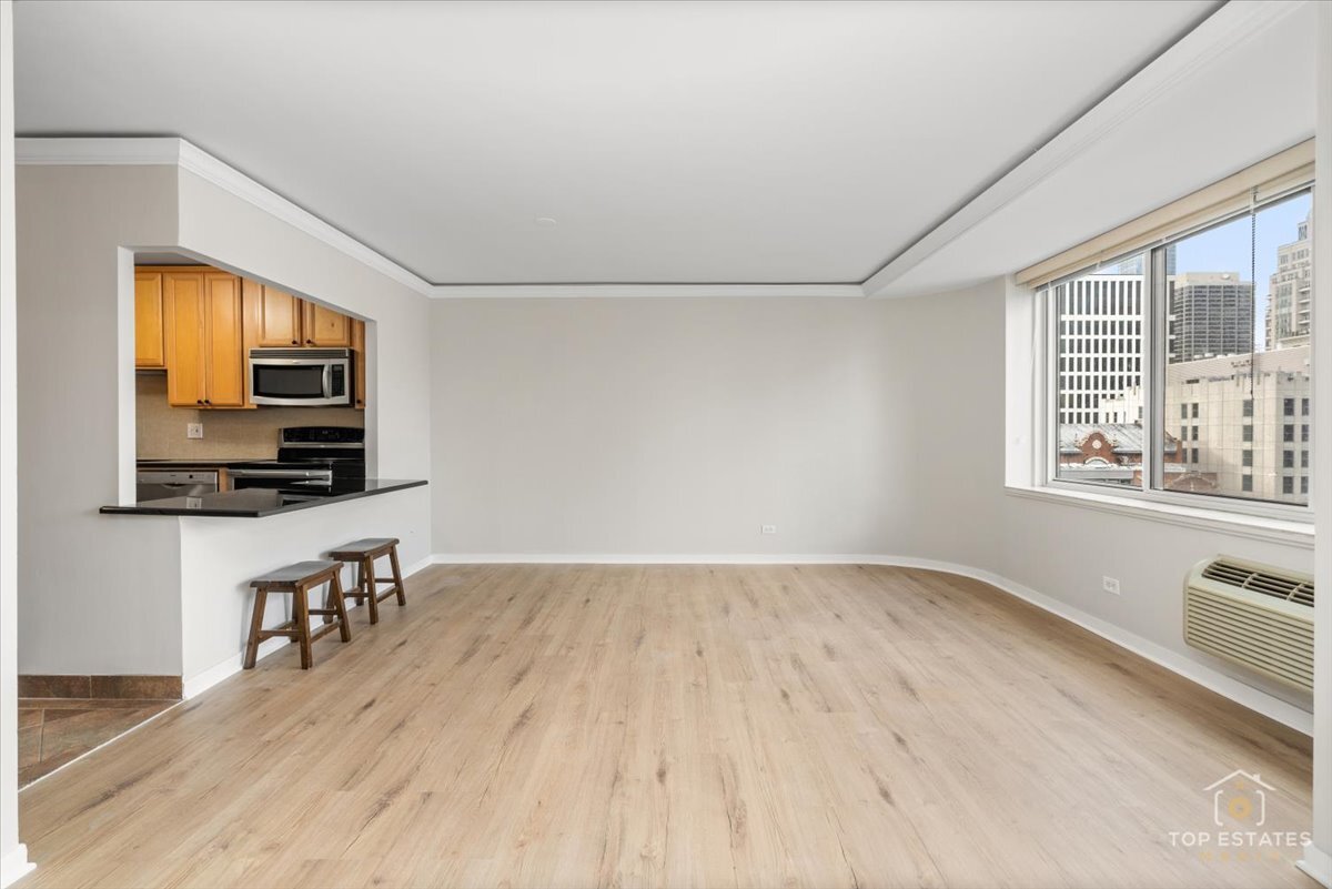 211 East Ohio Street, Unit 2806 Chicago, IL 60611 - Photo 3 of 33 a view of room with hardwood floor and flat screen tv