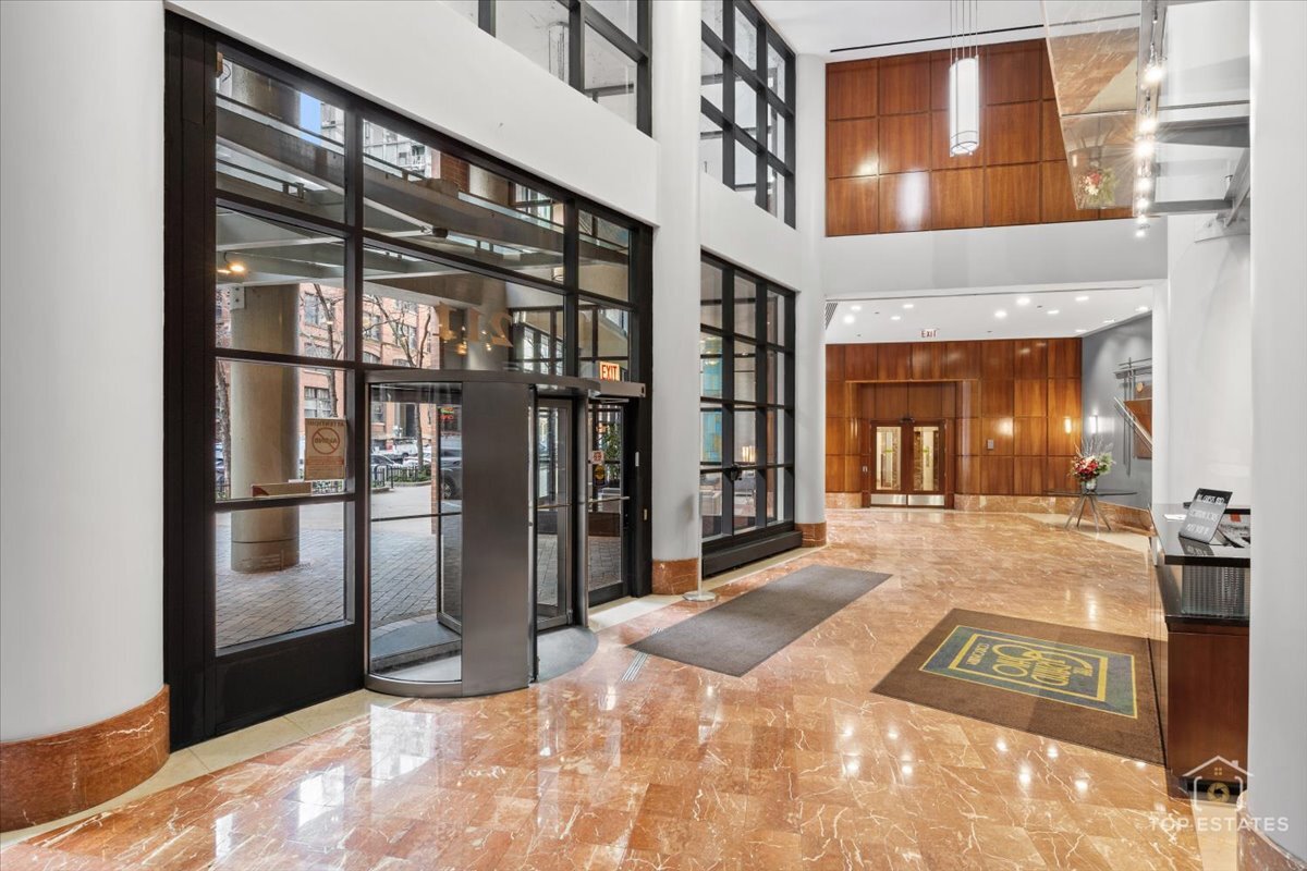 211 East Ohio Street, Unit 2806 Chicago, IL 60611 - Photo 32 of 33 a view of a entryway door