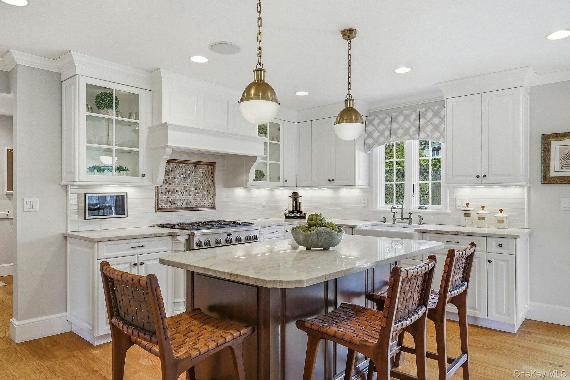 106 Thayer Road Manhasset, NY 11030 - Photo 3 of 5