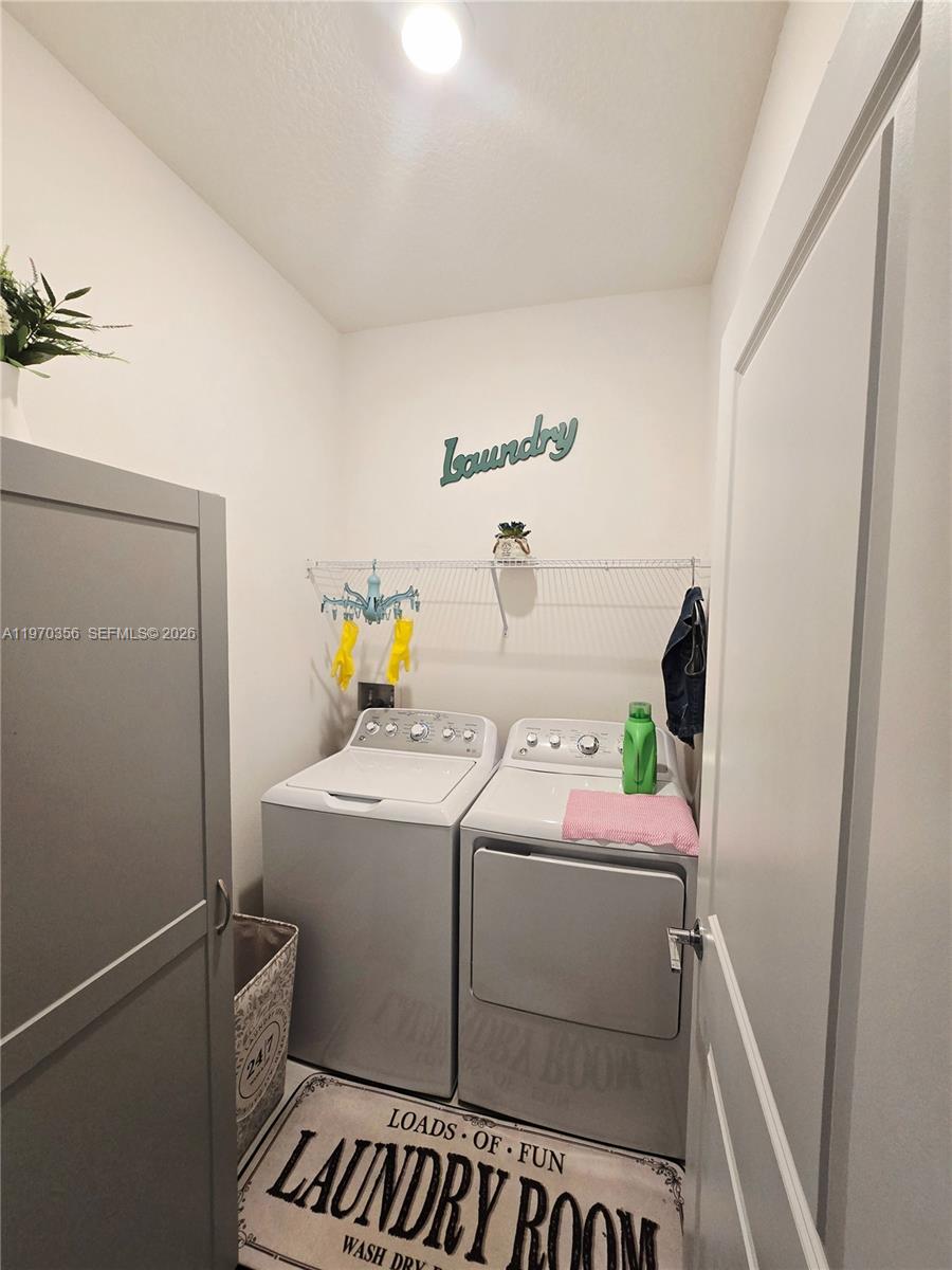 815 Kapi Drive Groveland, FL 34736 - Photo 16 of 30 a utility room with dryer and washer