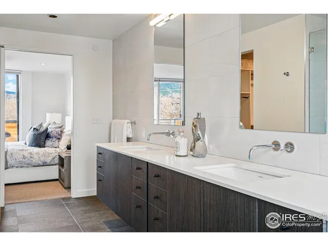 a en suite bathroom with a double vanity sink and mirror