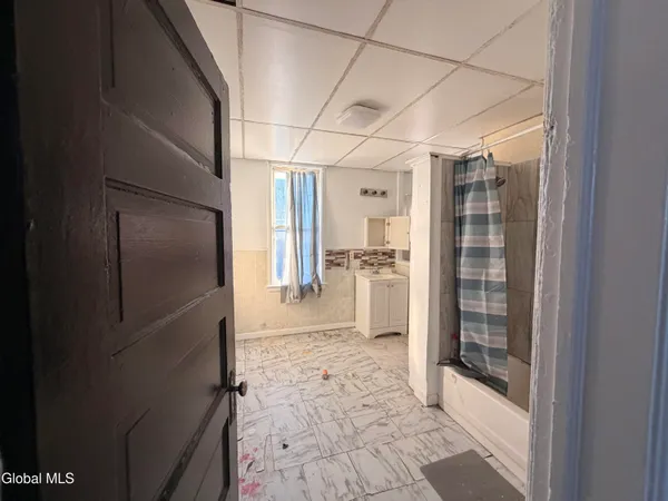 $1,200 | 253 Forest Avenue, Unit UP, Amsterdam, NY 12010