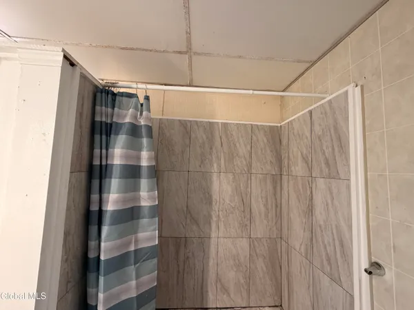 $1,200 | 253 Forest Avenue, Unit UP, Amsterdam, NY 12010