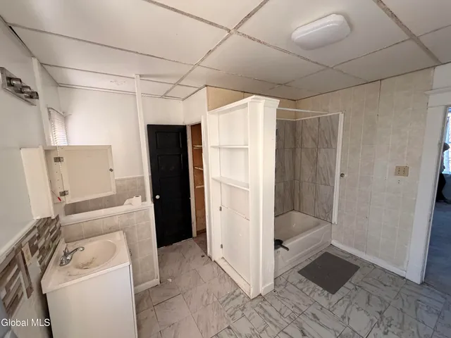 $1,200 | 253 Forest Avenue, Unit UP, Amsterdam, NY 12010