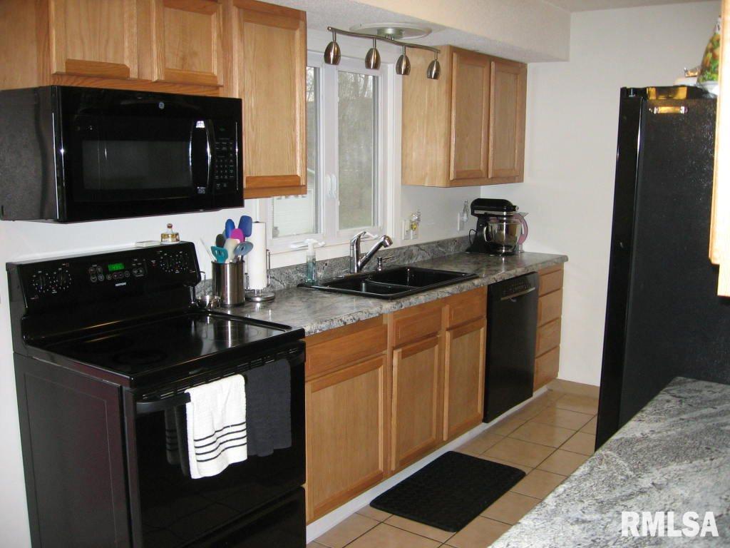 213 Robin Road Macomb, IL 61455 - Photo 3 of 15 Gallery Image 3