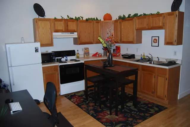 $825 | 506 7th Street, Unit 2, Racine, WI 53403