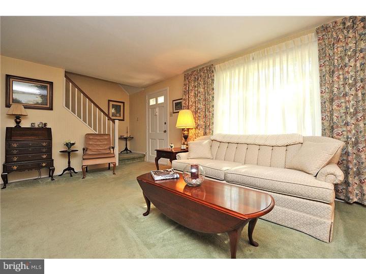 422 Suffolk Road Flourtown, PA 19031 - Photo 8 of 24 Living Room