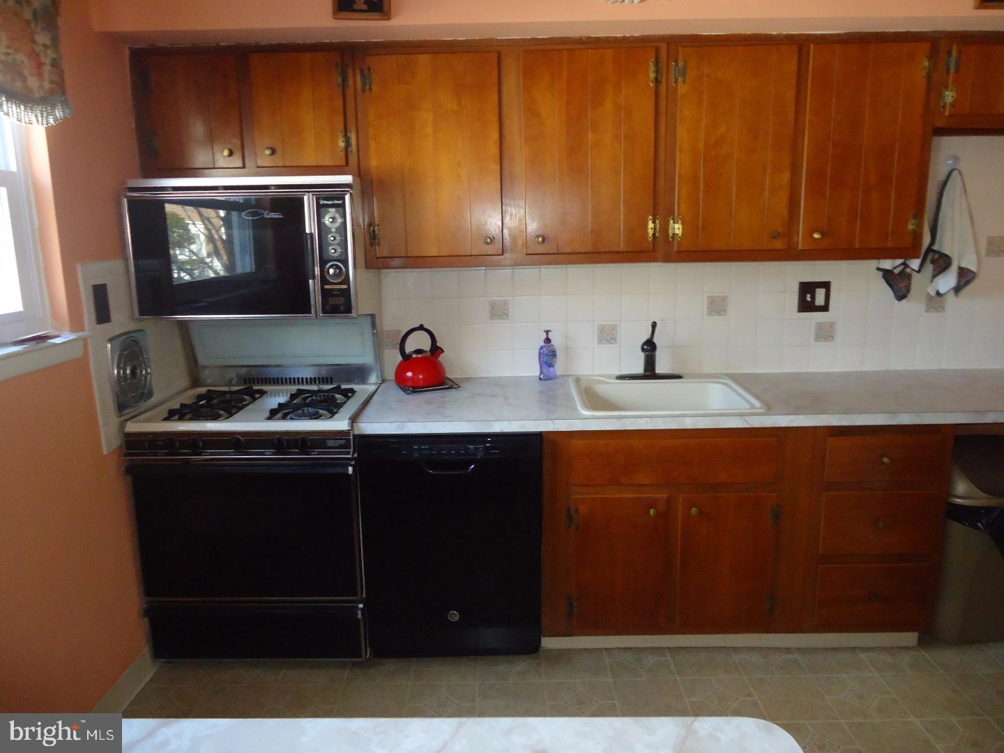 3217 Kilburn Road Philadelphia, PA 19114 - Photo 6 of 22 Kitchen