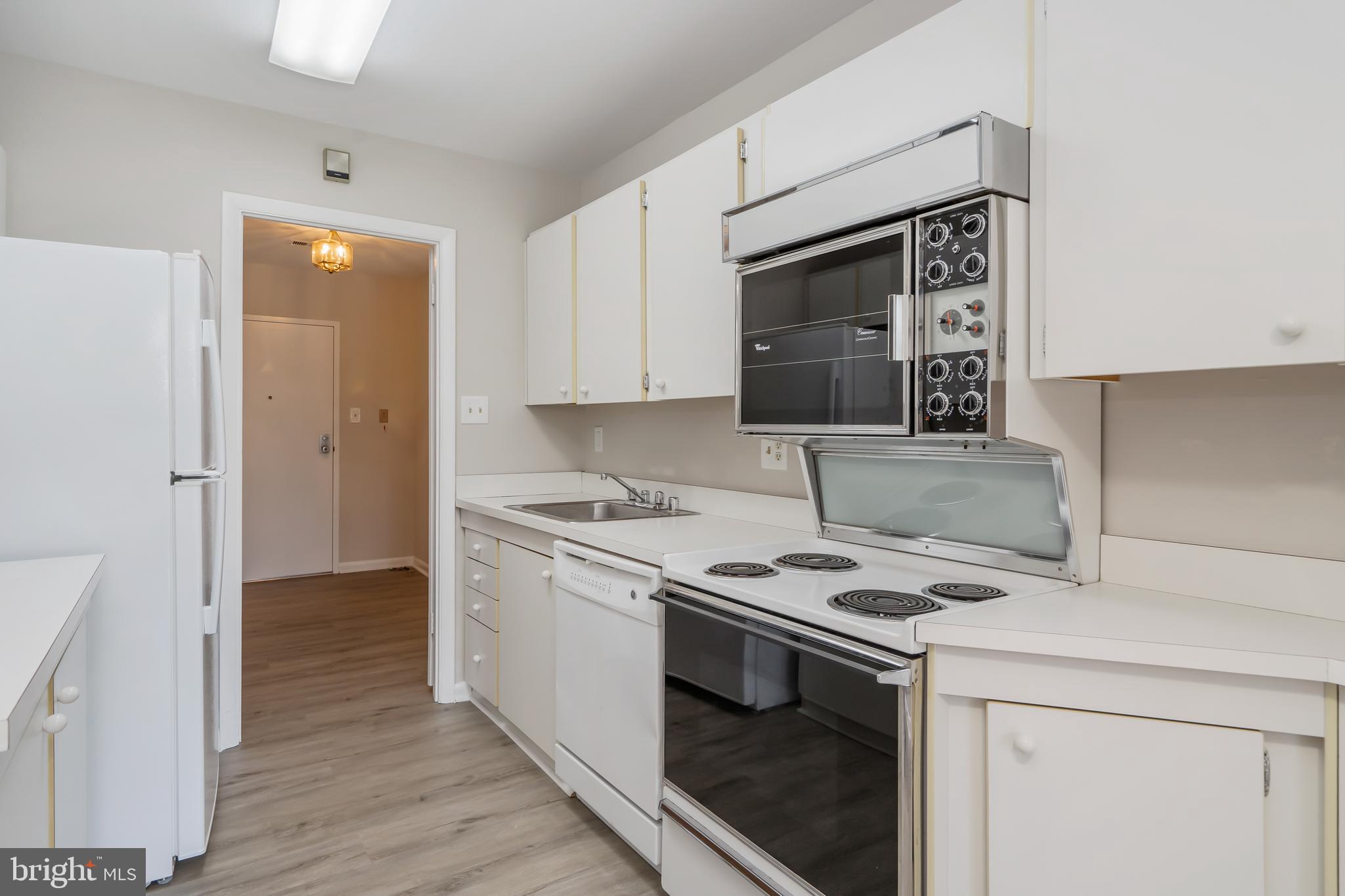 6300 Red Cedar Place, Unit 300 Baltimore, MD 21209 - Photo 17 of 36 Tons of Cabinets
