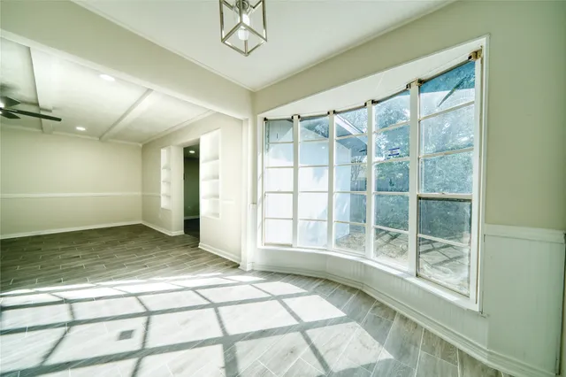 a view of a house with backyard and garden