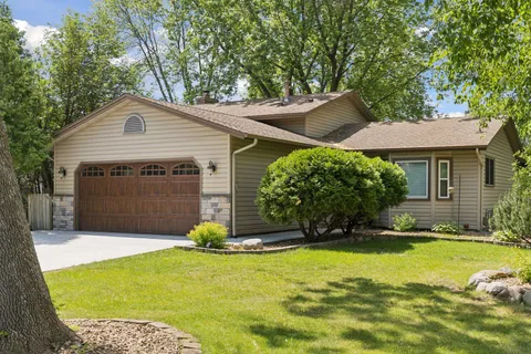 $425,000 | 9791 Ives Lane North, Maple Grove, MN 55369
