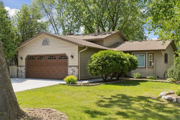 $425,000 | 9791 Ives Lane North, Maple Grove, MN 55369