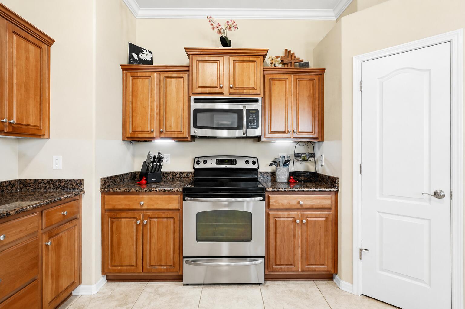 5925 Wind Trace Road Crestview, FL 32536 - Photo 9 of 46 Staggered Cabinetry!