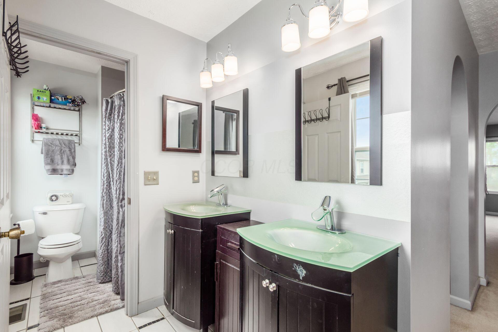 2535 Linbaugh Road Grove City, OH 43123 - Photo 28 of 40 Primary Suite Bathroom