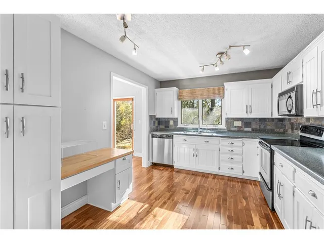 $3,500 | 16405 13th Avenue North, Plymouth, MN 55447